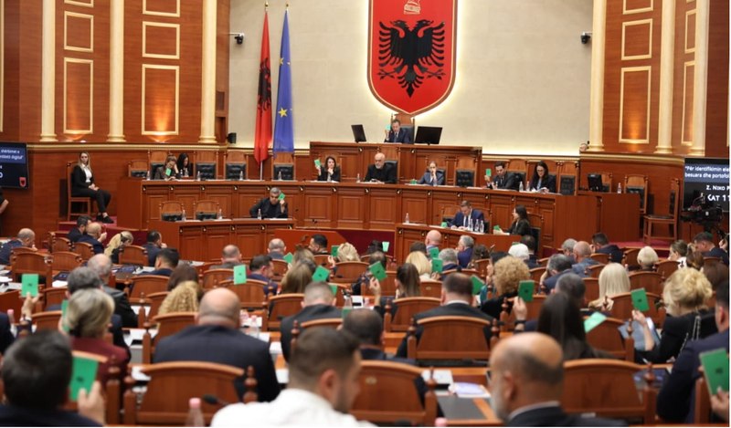 Seanca maratonë e Kuvendit, miratohen pas mesnate disa projektligje dhe akti normativ për akcizën, pjesë e votimit edhe Kryeministri Rama