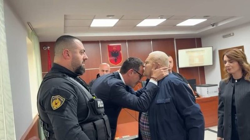 VIDEO/ Momenti kur aktori Robert Ndrenika përqafohet me Veliajn në seancën e gjyqit: Ç’të mbeti (nga burgu), vij e bëj unë!