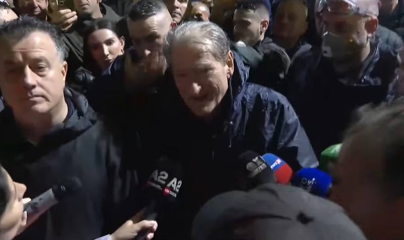 Përfundon “km” i radhës në revolucionin madhështorë paqësorë para Kryeministrisë! Berisha me alibi: Ishim një marshim paqësor, policia na bllokoi rrugën, do marrin përgjigjen e merituar