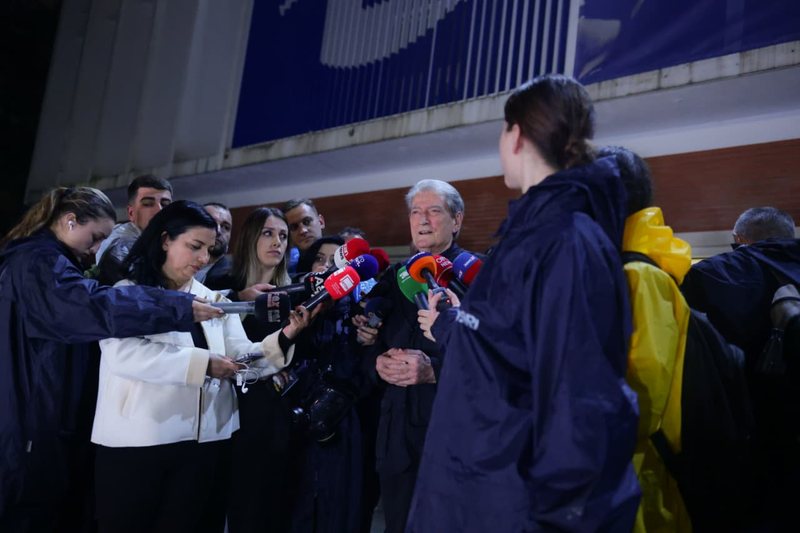 Tallje pa pikë turpi! Mes ujit, të ftohtit, sprajtë dhe gazit…kjo është “elita e guximshme” e kombit sipas Berishës