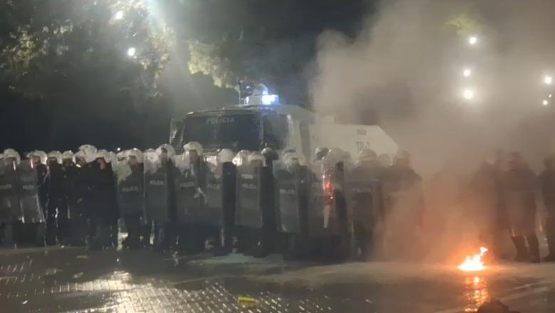 Militantët e Berishës sulme me gurë e molotovë ndaj Policisë, 3 efektivë të plagosur! Dërgohen për mjekim te ‘Trauma’
