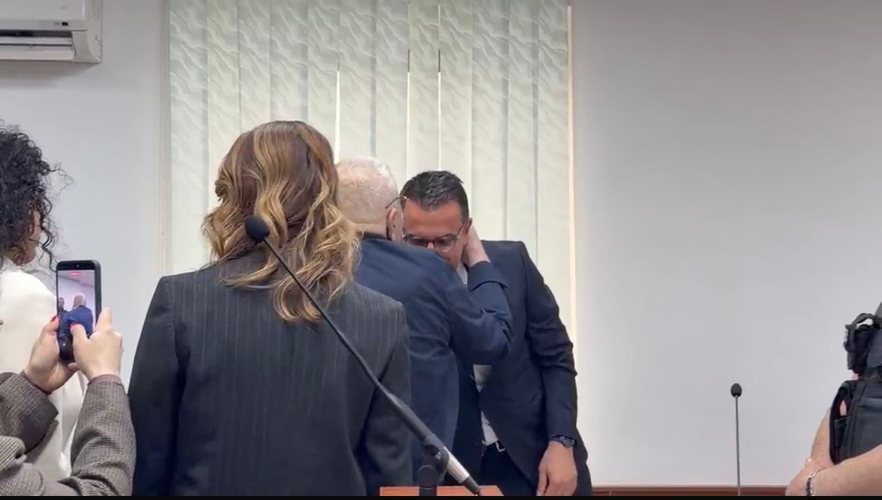 Ironia e Ylli Manjanit: Robt duhet të puthin Salën, Agronin, ose edhe vetë Ols Dadon, por jo të tjerët se është turp