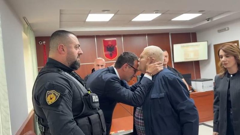 Takoi “alla shqiptarçe” me respekt dhe dashuri Veliajn në gjyq, flet Robert Ndrenika: Pse reagojnë kështu?! S’i kuptoj! E kam bir për shpirt, ia njoh jetën e do jem sërish nëse ka nevojë
