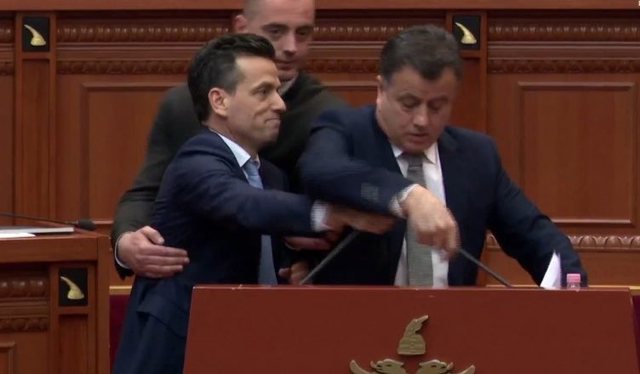 Agron Shehaj, ose xhuxhmaxhuxhi politik që shpërndan urrejtje përditë