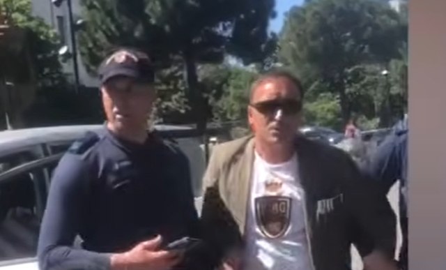 “Pash Zotin mos më gjuni… mos më gjuni”! Ky është Viktor Ndoka që terrorizoi qytetarët me “Toyotën” pa targa te Sheshi Skëndërbej’