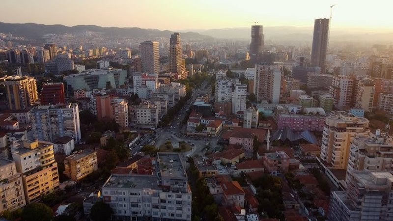 Raporti i ri/ Shqipëria po “shitet” apo po ndryshon: 61% e pronave u blenë nga shtetas të BE