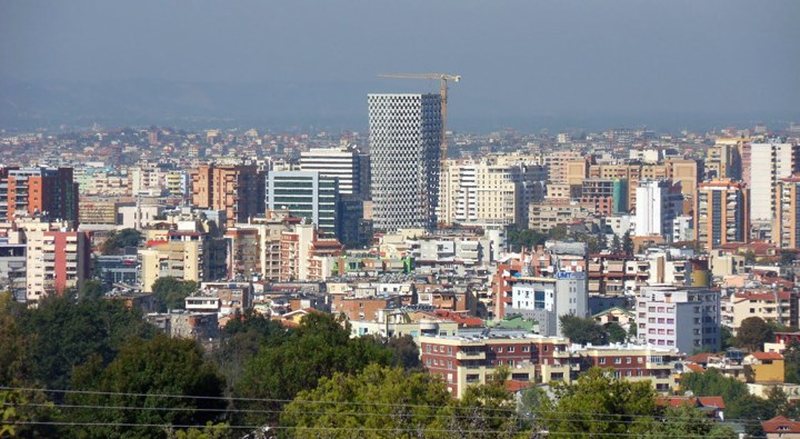 Prona si mjet fitimi, jo strehimi. A po kërcënon tregu i qirasë strehimin?