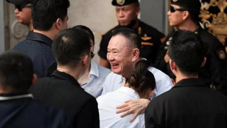U dënua për korrupsion, ish-kryeministri miliarder Thaksin Shinawatra del nga burgu