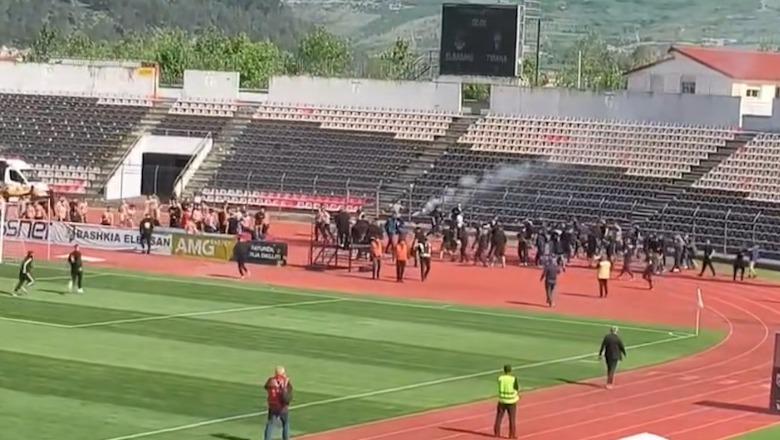 VIDEO/ Përleshje masive në fushë mes tifozëve të AF Elbasanit dhe KF Tiranës, ndërhyn policia! Ndeshja nisi me vonesë