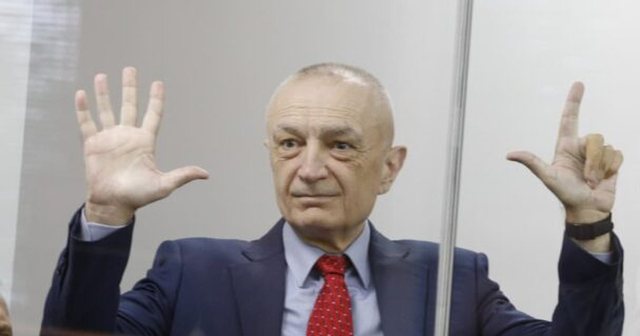 Avokati shpjegon simbolin e “çuditshëm” të Ilir Metës në gjyq