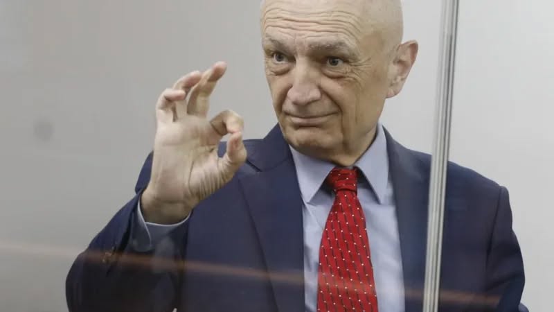 “Presidenti si je?” Meta-Leskajt nga brenda kafazit të xhamtë: Jam i fortë. Akustika, akustika… xhami