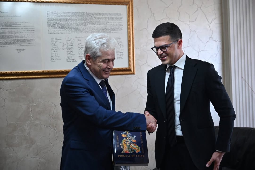Ali Ahmeti pret në takim dhe ngre në pidestal Pirro Vengun: Personalitet që mishëron përkushtimin ndaj shtetit dhe interesit kombëtar