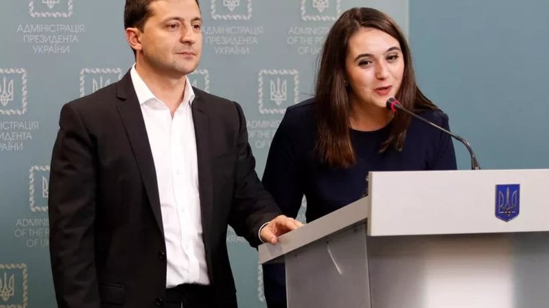 Portreti i Zelenskyit nga ish këshilltarja e tij: Është histerik, pastron para, duket si një arush i butë, por kur fiken dritat… Ndryshon maskën gjatë gjithë kohës!