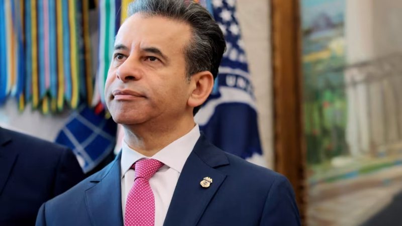 U përplas me Trump për shitjen e cigareve elektronike, presidenti amerikan shkarkon nga detyra komisionerin e Administratës së Ushqimit dhe Barnave