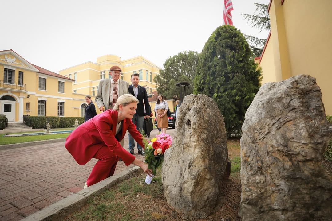 Loni Adams dhe Kol Kuqali, dy heronjtë shqiptarë të ambasadës amerikane