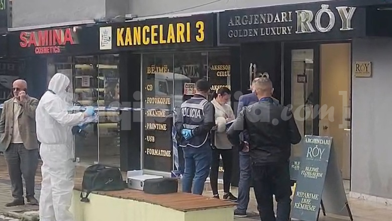 Grabitet argjendaria në Kamëz, autorët me kallash marrin bizhutë! Momenti kur ikin me motor dhe skafandra në kokë (Video)