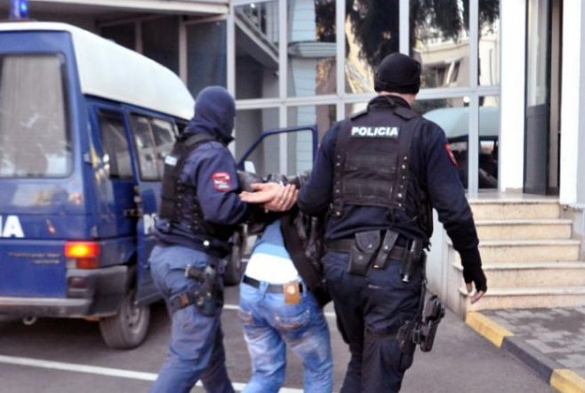 Nuk kanë të sosur “bishat”! Arrestohet 44-vjeçari i dehur me shpejtësi të lartë pranë vendit ku ndodhi tragjedia e Durrësit: Gjatë ndjekjes së policisë përplas makinën tyre!