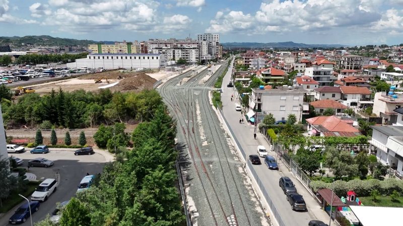 Me tren në vitin 2027?! Rikthehet hekurudha e vjetër Tiranë-Durrës: Kushte moderne dhe shpejtësi 120 km/h