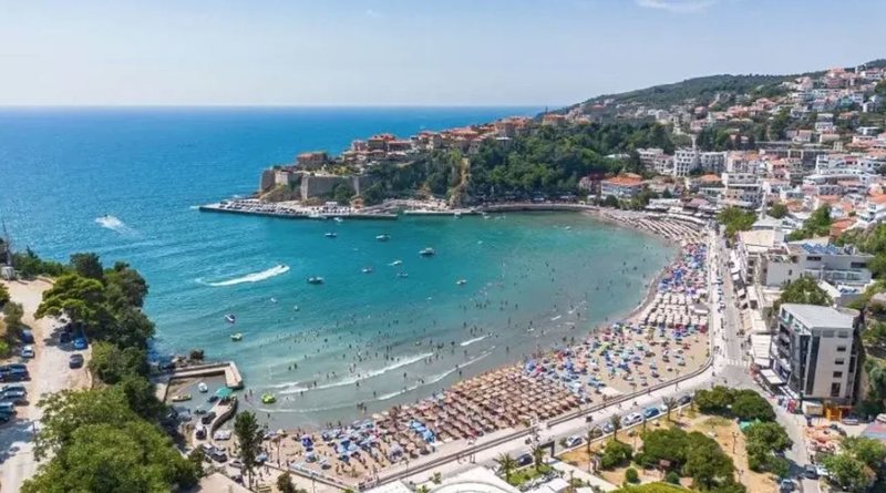 Ulqini me rregulla të reja për pushuesit: 500 euro gjobë për ata që lëvizin me rroba banjo jashtë zonave të plazhit