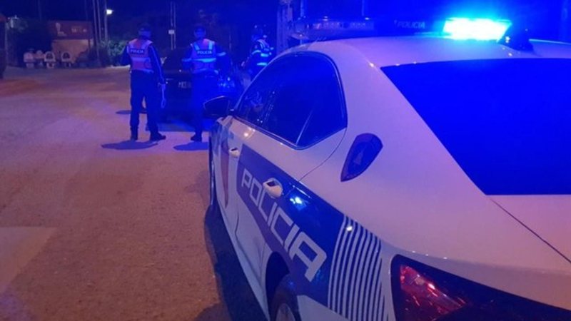 45-vjeçari po transportohej me makinën e policisë në Kuçovë: I merr armën policit dhe e qëlloi
