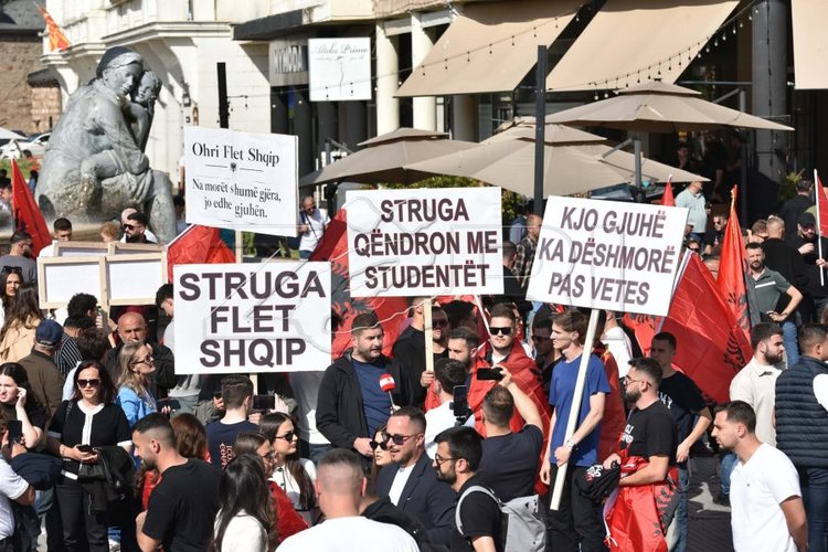 Shkupi vishet kuq e zi, studentët shqiptarë protestë për gjuhën: Nuk dorëzohemi, shqipja shkruhet dhe flitet