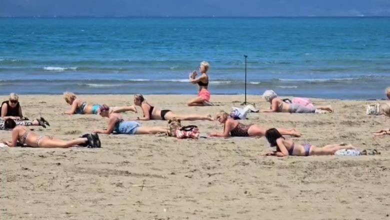 Atmosferë sportive në bregdetin e Vlorës, turiste të huaja zhvillojnë seanca fitnesi në Lungomare