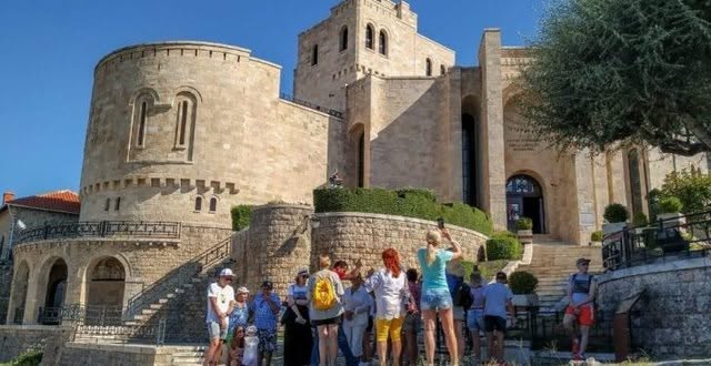 Turizmi në rritje: Shqipëria shënon 20.8% më shumë vizitorë në Mars 2026! Italianët dominojnë tregun