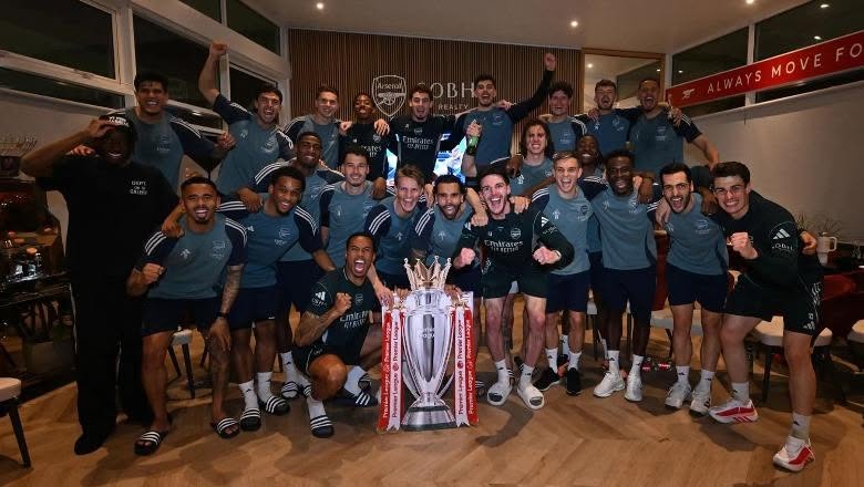 Londra veriore e gdhin me këngë dhe alkool, Arsenali feston titullin kampion në Premier League! Tifozët ‘pushtojnë’ rrugët