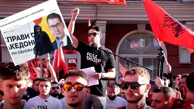 “Shkupi përzien botën serbe me albanofobinë”! Protesta e studentëve shqiptarë në RMV, media bullgare: Mickoski zgjodhi rrugën e intrigave politike