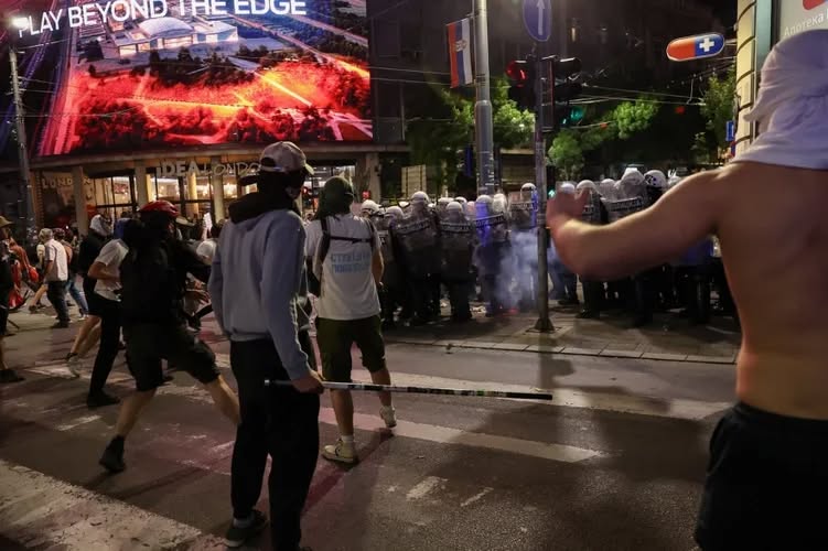 “Shtet ligjor, jo shtet mafioz”! Mijëra protestues dalin në rrugët e Beogradit kundër Vuçiçit