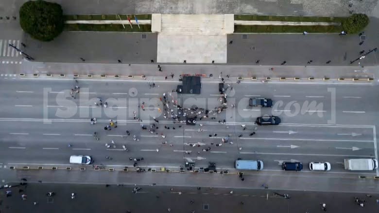 VIDEO/ Garë demokratike… 40 mijë votues, 40 protestues! Pas u vetëzgjodh kryetar Berisha del në protestë e të hënës me grushtin e ith*arëve të “pamposhtur”