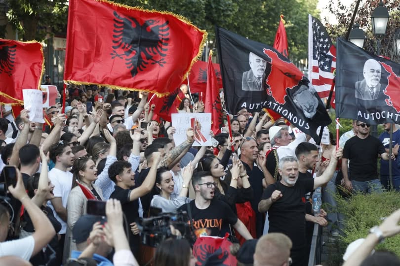 Protesta për gjuhën shqipe/ Studentët thirrje para ambasadës së Maqedonisë së Veriut në Tiranë: Nuk ndalemi deri në përmbushje të kërkesave