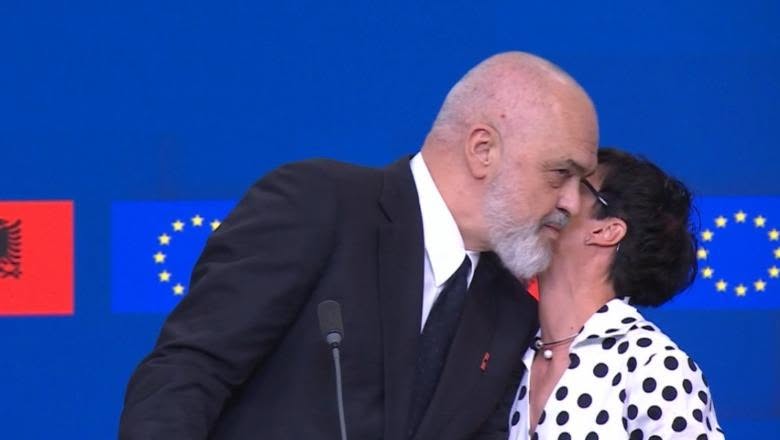VIDEO/ “Agapi mou” dhe “Lubim te”! Rama e nis me batuta fjalimin në Konferencën Ndërqeveritare, Kos ia kthen me puthje
