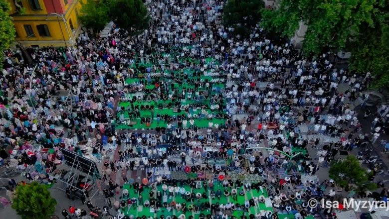 VIDEO/ Sot Festohet Kurban Bajrami: Mijëra besimtarë falin namazin në bulevardin ‘Dëshmorët e Kombit’