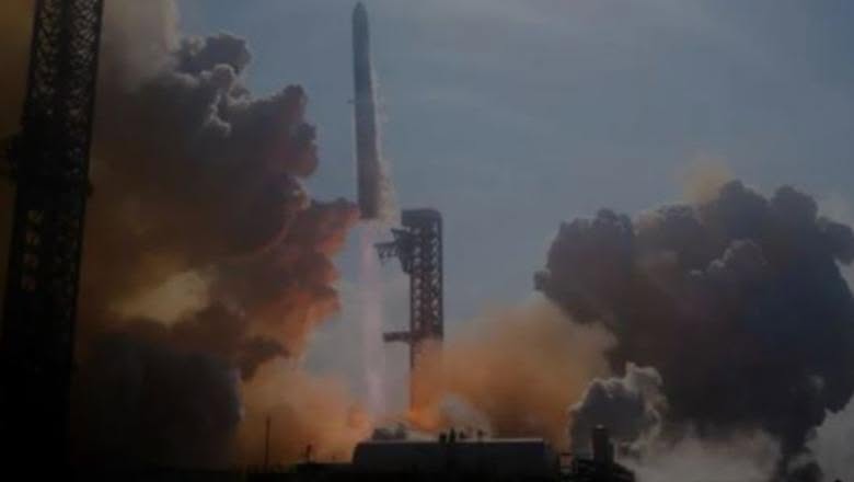 VIDEO/ Ishte nisur nga Teksasi: Raketa Starship e ‘SpaceX’ përfshihet nga flakët pas uljes në Oqeanin Indian