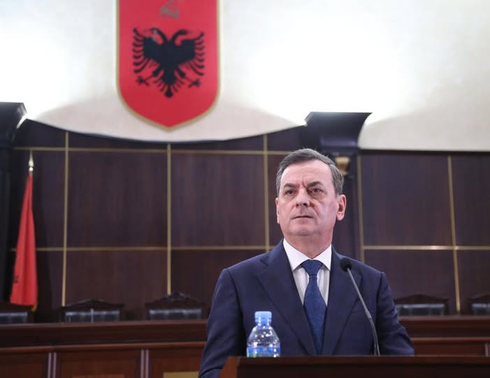 Politika e vetme e drejtësisë së re është t’i mbajë politikanët të përçarë përballë saj
