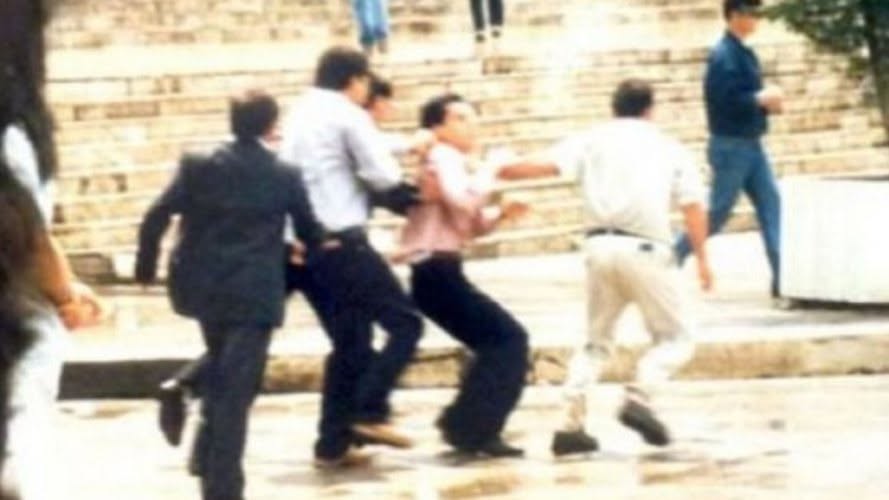Policia rrethoi PS-në derisa turmat e njerëzve çanë rrethimin”! Braçe rikthen pamjet e dhunës ndaj opozitës në 1996: S’kam parë kurrë aq shumë fytyra me gjak!