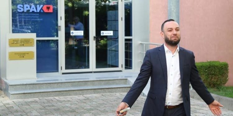 “Pse e dekorove Çyrben?!” – Blendi Klosi flet për herë të parë për çertifikatën e mirënjohjes që i dorëzoi Jurgis Çyrbes