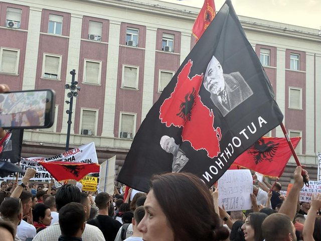 FOTO+VIDEO/ Protestat zhduken flamingot dhe “na pollën” patriotët e Vetvendosjes