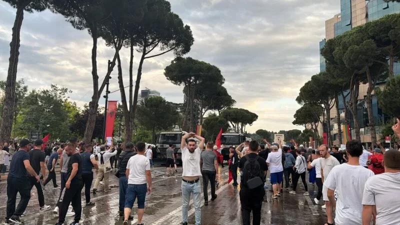 Çfarë kërkojnë aktivistët e Vetëvendosjes në Shqipëri? “Albinarët” prijnë përplasjen me policinë në Tiranë! Në stadium si antisemitistë, fërshkëllejnë himnin e Izraelit dhe ulërasin Palestina,Palestina