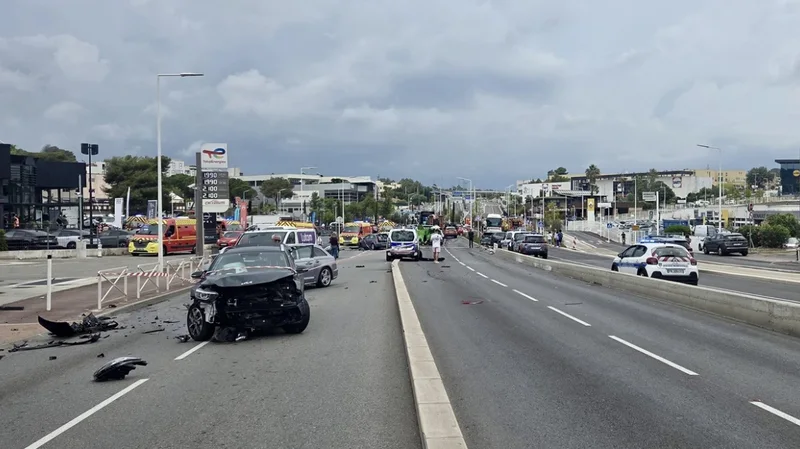 Aksident i rëndë në Francë! Kamioni përplas 23 makina, 37 të plagosur Aksident i rëndë në Francë! Kamioni përplas 23 makina, 37 të plagosur