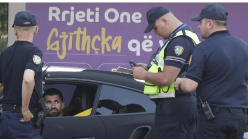 VIDEO/ Me makinë sportive në qendër të Tiranës, ja çfarë i ndodh futbollistit të kombëtares