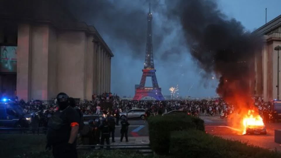 Kaosi në Francë pas fitores së PSG në Champions/ Shënohet viktima e parë, 57 policë ngelin të plagosur