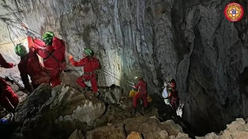 Speleologu 20-vjeçar bllokohet 120 metra nën tokë në Itali, operacion i vështirë shpëtimi në Cuneo