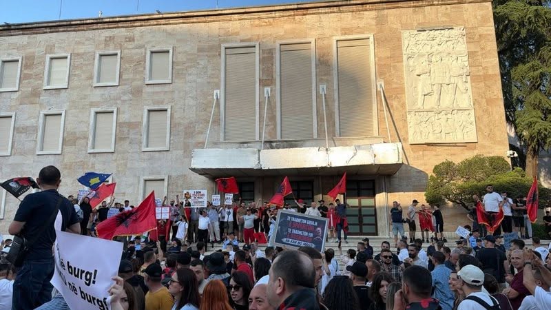 Protesta përpara Kryeministrisë për Zvërnecin: Qytetarët çajnë kordonin e policisë