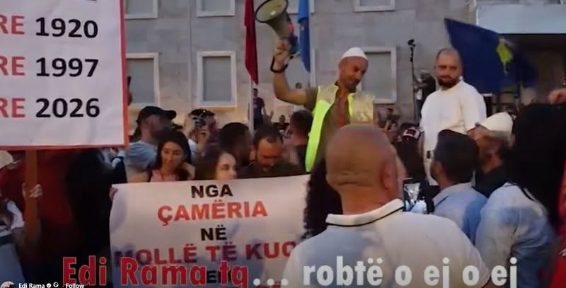 “Bujrum flasim”! Rama-protestuesve: Po nuk deshët, punët i kemi të ndara: Ju në kor me robt e shtëpisë time, unë në krye të punëve të Shqipërisë!