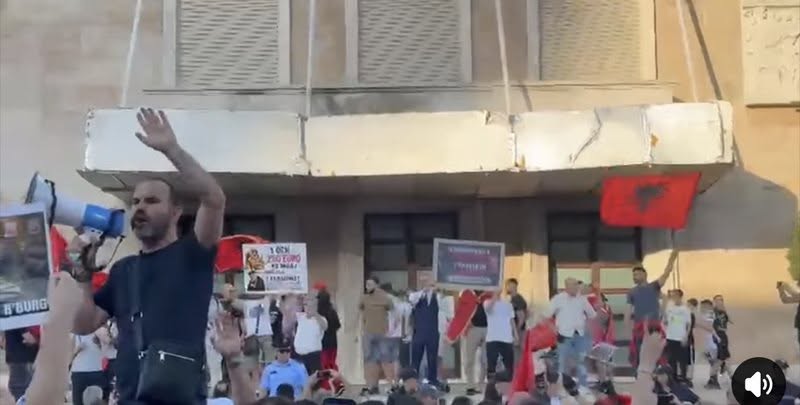 VIDEO/ Altin Goxhaj udhëheq protestën, kërkon që protestuesit të futen brenda Kryeministrisë