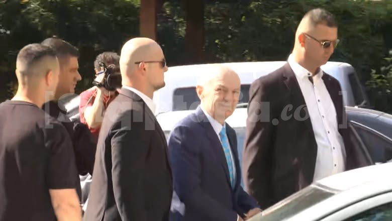 Ndarja nga jeta e të atit, Ilir Meta lë sërish qelinë dhe merr pjesë në pritjen për ngushëllime! Momenti kur mbërrin te hotel ‘Rogner’