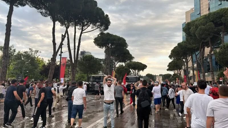Çfarë kërkojnë aktivistët e Vetëvendosjes në Shqipëri? “Albinarët” prijnë përplasjen me policinë në Tiranë! Në stadium si antisemitistë, fërshkëllejnë himnin e Izraelit dhe ulërasin Palestina, Pale…