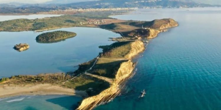 Sazani “New Epstein Island”: Influenceret rusë ndezin propagandën kundër investimeve në Shqipëri! Nacionalistët grekë e kthejnë Zvërnecin në “vorioepiriot”